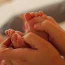 Hände berühren Babyfüße